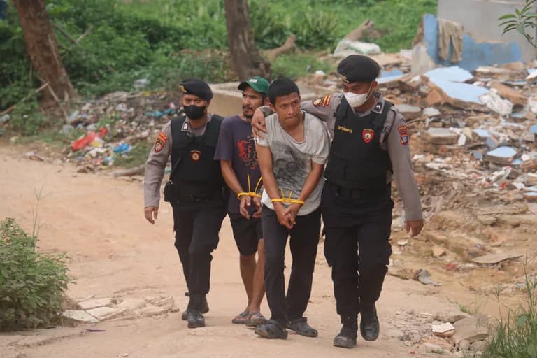 Kampung Madani Batam dan Diamuk Polisi: 85 Positif Sabu, Puluhan Bong Disita!