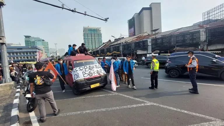 BEM UI turun aksi di Tugu Tani tanpa almamater
