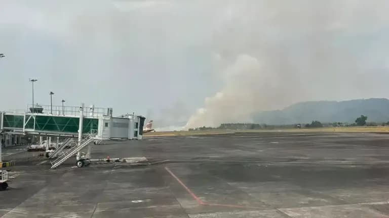 Lahan sekitar ujung 'runway' Bandara Sam Ratulangi Manado terbakar, keberangkatan ke Jakarta, Surabaya, Ternate tertunda