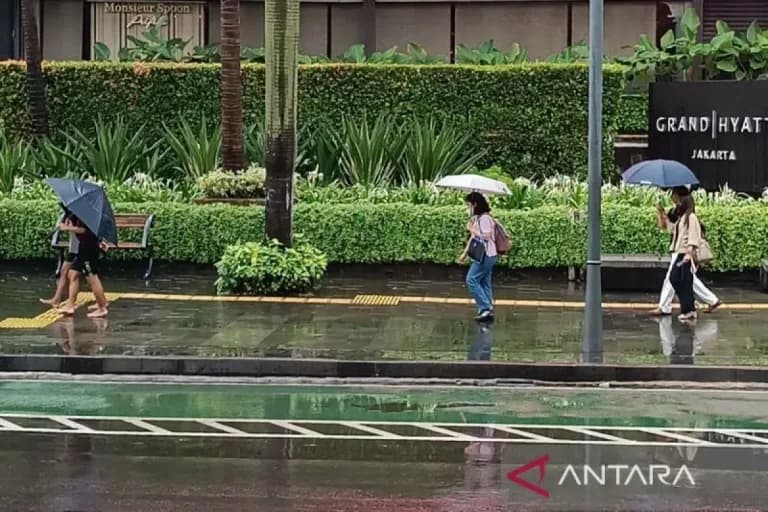 Hujan ringan mendominasi wilayah RI, udara Manado kabur