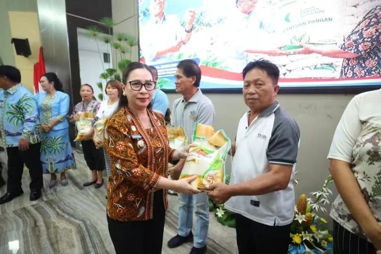 Menko Sulhas beri bantuan beras kepada warga Minahasa yang kurang mampu