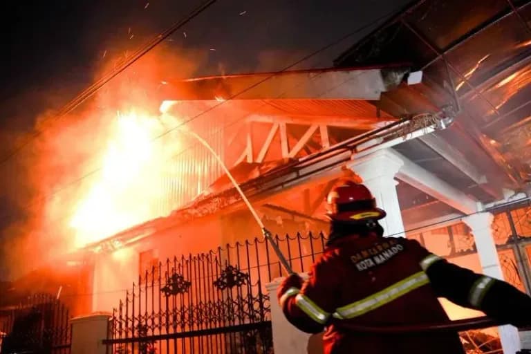 Dalam semalam, dua kebakaran besar di kota Manado, 30  rumah  hangus terbakar