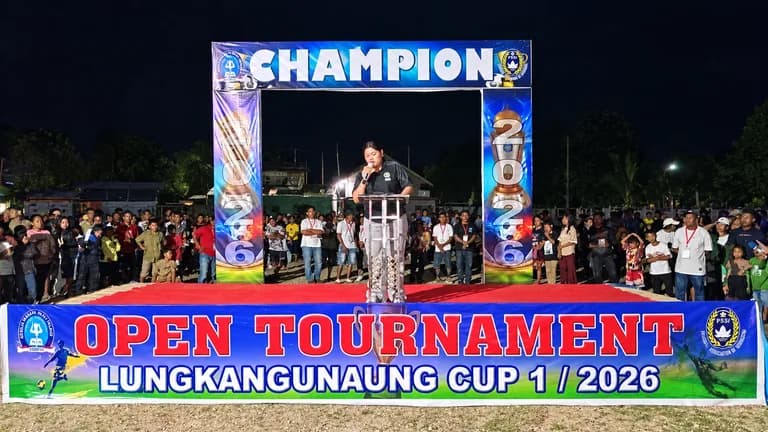 Wakil Bupati Kepulauan Talaud Anisya G. Bambungan menghadiri penutupan Turnamen Lungkangunaung Cup I 2026 di Desa Matahit