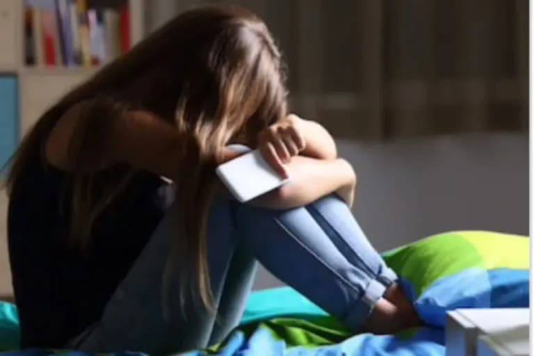 Sering Tersenyum dan Produktif Belum Tentu Bahagia, Kenali 4 Tanda Masalah Kesehatan Mental Ini