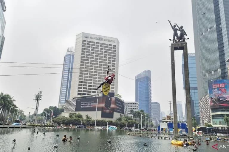 Aksi bentang spanduk krisis iklim di Bundaran HI, polisi evakuasi 6 aktivis Greenpeace