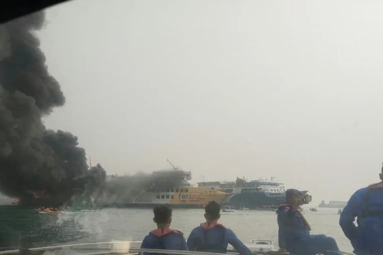 Tragedi laut berulang, kapal feri terbakar di Pelabuhan Merak, penumpang dievakuasi pakai tali!