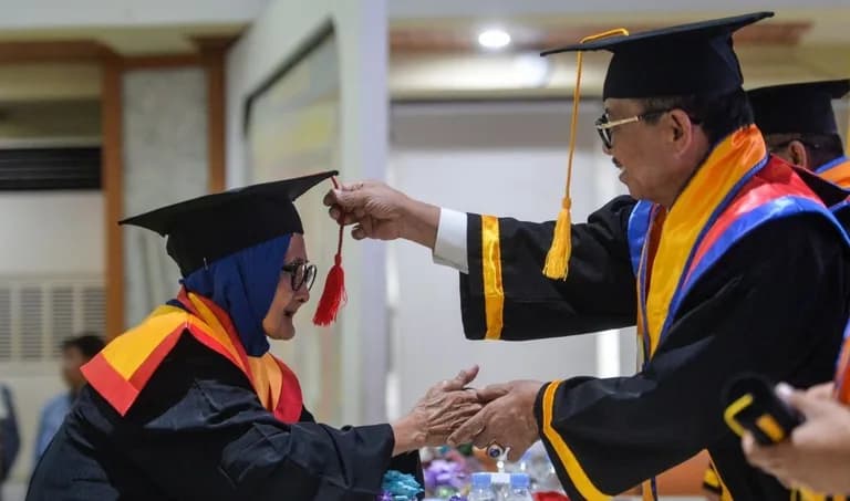 Sekolah lansia di Banten wisudah 405 lulusan