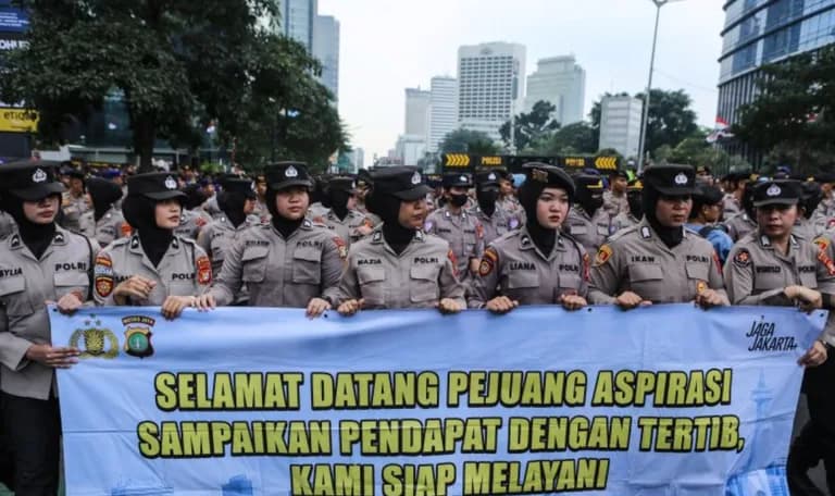Ribuan mahasiswa BEM serbu gedung DPR