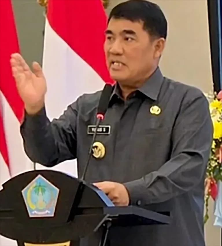 Gubernur Sulut Yulius