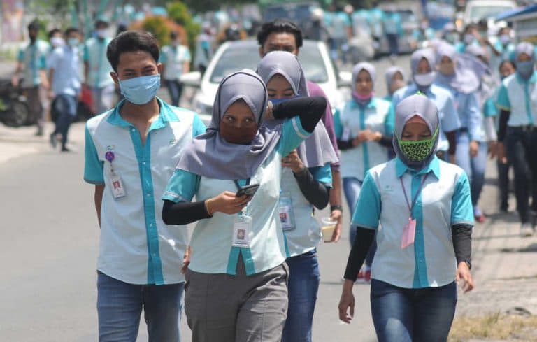 Sejumlah pekerja pabrik berjalan di luar area pabrik saat jam istirahat di Boyolali, Jawa Tengah, Selasa (7/4/2020).