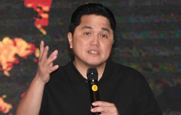 Menteri BUMN Erick Thohir (tengah) berpidato disaksikan Dirut Pertamina Nicke Widyawati (kanan) dan Direktur Sumber Daya Manusia (SDM) Freeport Indonesia asal Papua Claus Wamafma (kiri) dalam acara inaugurasi Program Perekrutan Bersama (PPB) BUMN Papua dan Papua Barat di Jakarta, Sabtu (22/2/2020)