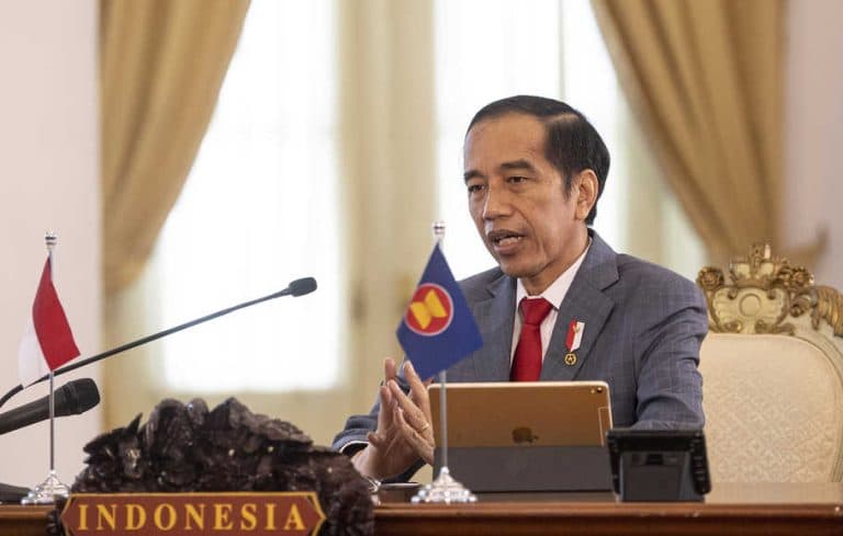 Presiden Joko Widodo (kanan) menyampaikan pandangannya dalam KTT ASEAN ke-36 yang digelar secara virtual di Istana Bogor, Jawa Barat, Jumat (26/6/2020).