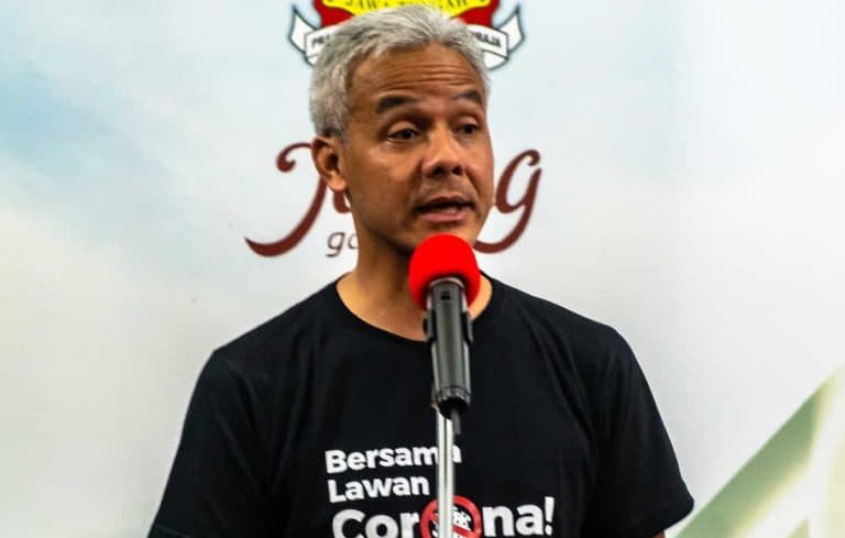 Gubernur Jateng Ganjar Pranowo memberikan keterangan pers terkait virus Corona (COVID-19) kepada wartawan di rumah dinas Gubernur Jateng, Semarang, Jawa Tengah, Minggu (15/3/2020).