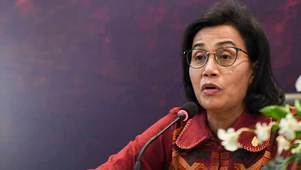 Menteri Keuangan Sri Mulyani Indrawati (kiri) bersama Gubernur Bank Indonesia Perry Warjiyo memberikan keterangan pers usai pertemuan pertama tingkat Menteri Keuangan dan Gubernur Bank Sentral atau Finance Ministers and Central Bank Governors Meeting (FMCBG) di Jakarta Convention Center, Jakarta, Jumat (18/2/2022).