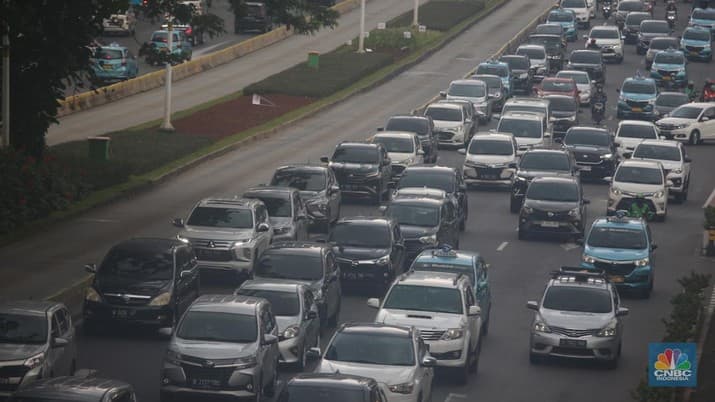 Kendaraan di kawasan Sudirman Jakarta