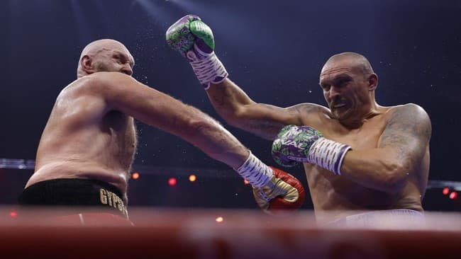 tyson fury vs oleksandr usyk (kanan) saat keduanya berduel di riyadh, sabtu (21/12/24) waktu setempat