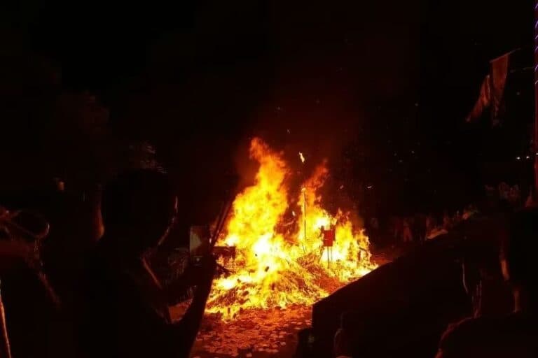 upacara bakar tongkang