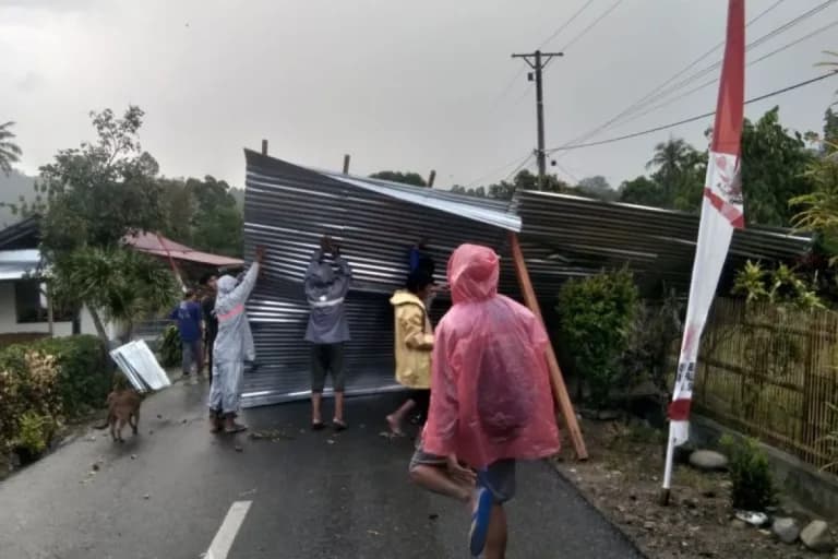 angin kencang di Sigi
