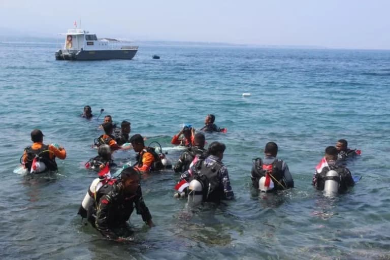 kibarkan merah putih di dasar laut