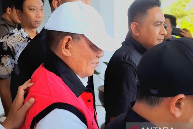 Petugas Kejati Gorontalo menahan tersangka korupsi dana hibah KONI