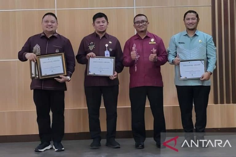 Kepala BKPD Bone Bolango Abdul Halim Katilie menerima Treasury Award atas penyaluran Dana Desa 100 persen