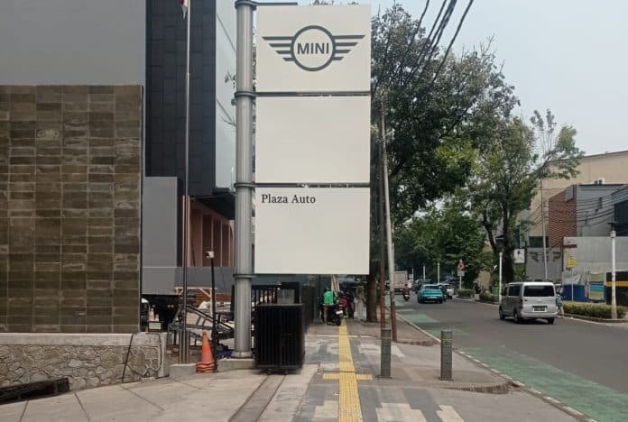 Reklame mobil mewah Senopati