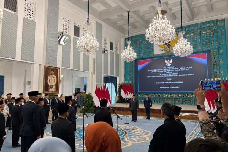 Pelantikan di Istana