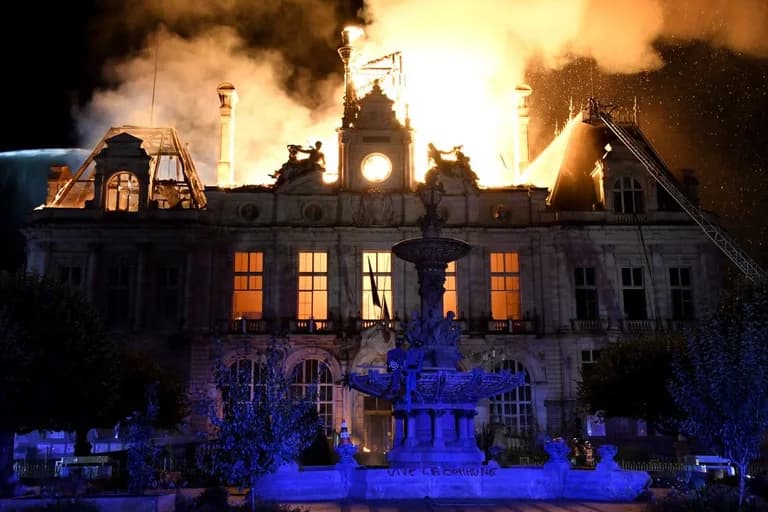 Kota Paris hancur dibakar pendemo