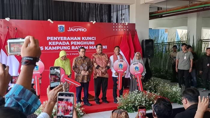gubernur-dki-jakarta-pramono-anung-menyerahkan-secara-resmi-kunci-kampung-susun-bayam-ksb-kepada-warga-1741257522606_169