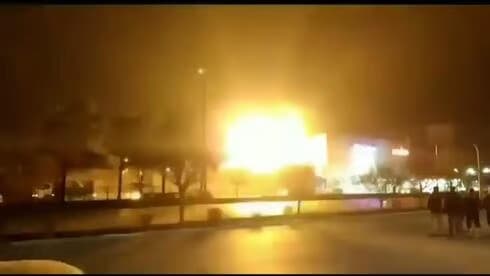 Pabrik kimia di Isyafan Iran meledak. Insiden ini terjadi hanya tiga hari sejak sejumlah kontener berisi bahan bakar roket meledak di pelabuhan Rashed Rajaee Bandar Abbas.(ynetnews)