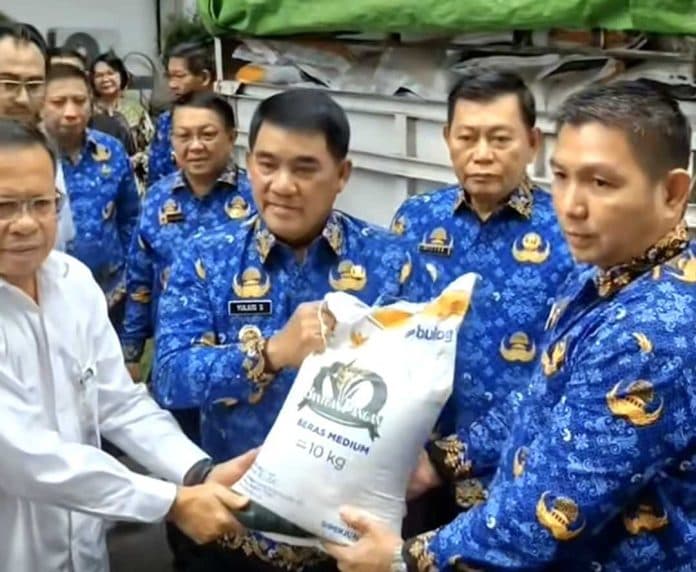 Gubernur Yulius Selvanus melepas 2.773 Ton Beras Bantuan Pangan Gratis untuk Warga Rentan di Sulawesi Utara.(suluttimes)