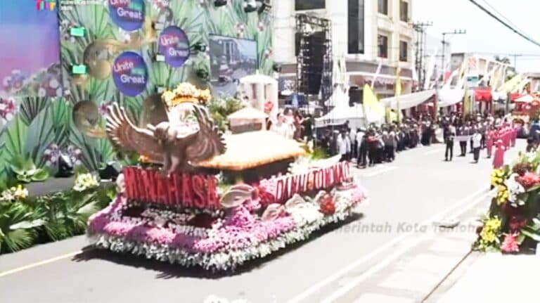 Float kabupaten Minahasa saat berjalan di depan panggung TIFF , 9 Agustus 2025.(pemkottomohon)