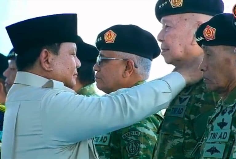 Presiden Prabowo Subianto menganugerahkan pangkat kehormatan Letnan Jenderal kepada Glenny Kairupan, pada gelar pasukan di Batujajar, Jawa Barat, Minggu 10 Agustus 2025.(puspentni)