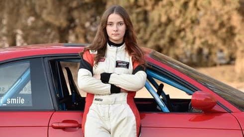 Yeva Ivanov (16 tahun) seorang pembalap mobil asal Israel, menjadi perbincangan karena mengalahkan para pembalap top Eropa dalam ajang Europe Drift.(ynetnews)