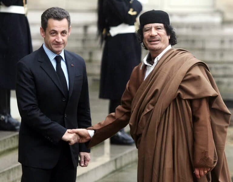Sarkozy dan Qaddafi berfoto di Paris pada tahun 2007.(the independent)
