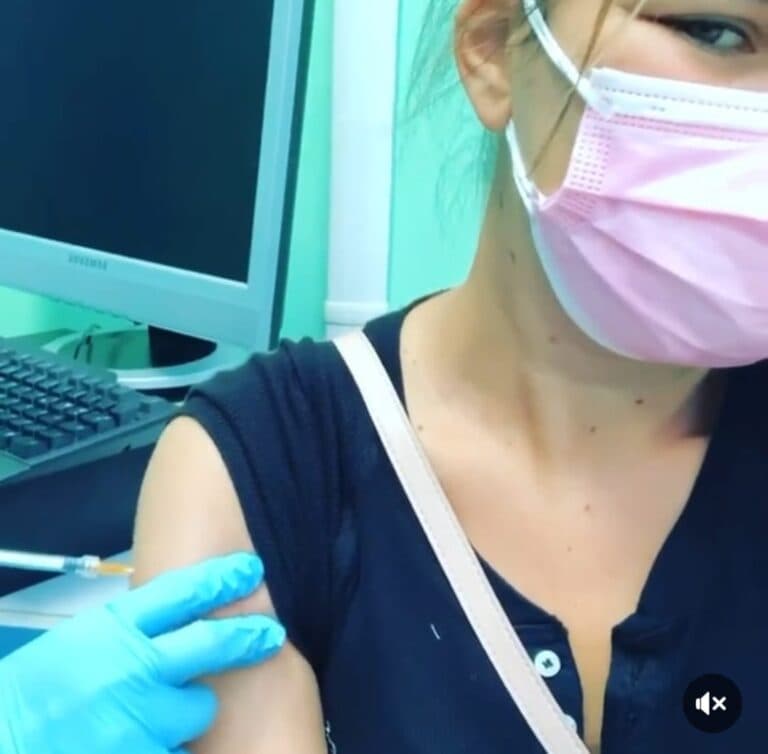 Seorang warga Italia saat menerima suntikan vaksin antivirus influenza.(@giulia.sampii)