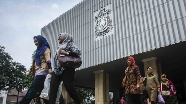 5afd5066ded89-sejumlah-pegawai-negeri-sipil-pns-bergegas-meninggalkan-kompleks-balaikota-di_1265_711