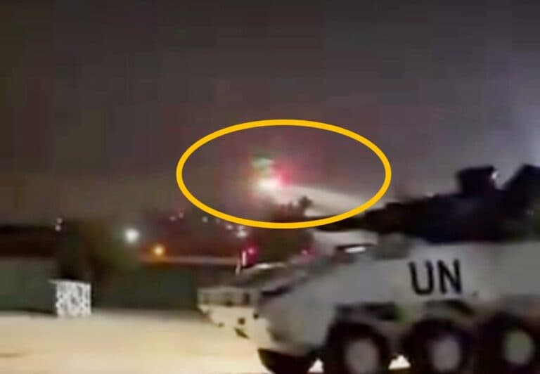 Helikopter (lingkar kuning) terbang malam hari untuk mengangkut tentara Indonesia yang tewas dan terluka di pos Pasukan Perdamaian PBB, Unifil, di Lebanon Selatan.(x.rulaelhalaby)