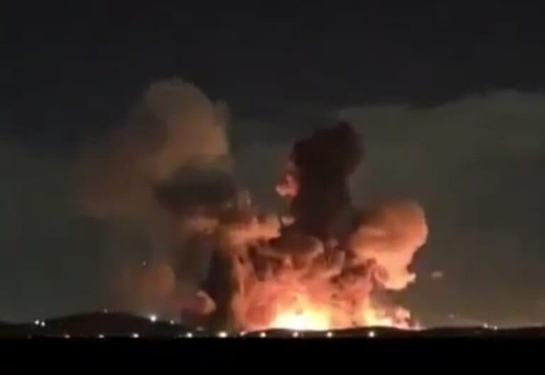 Ledakan hebat terjadi di Isfahan, Iran, hari Selasa, diduga akibat serangan militer AS terhadap bunker bawah tanah yang berisi amunisi. (epicfurymap)