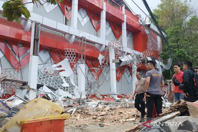 dampak-gempa-magnitudo-76-di-manado-2765385.jpg