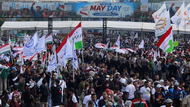 massa-buruh-memadati-kawasan-monumen-nasional-monas-dalam-peringatan-hari-buruh-internasional-mayday-di-jakarta-jumat-152026-1777603983382_169