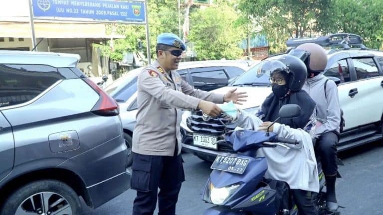 dok-ant-polresta-samarinda-bagi-masker-gratis
