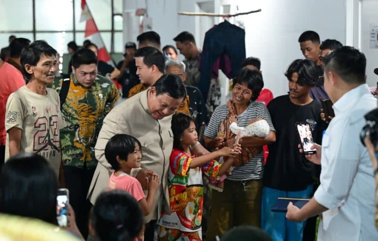 Seskab-Teddy-Bagikan-Momen-Hangat-Presiden-Prabowo-Bersama-Warga-Relokasi-Senen-di-Hunian-Baru