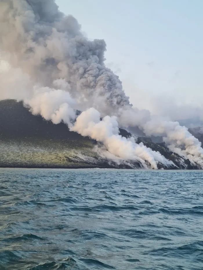 foto-terakhir-Gunung-Anak-Krakatau-dari-kapal-jurnalis
