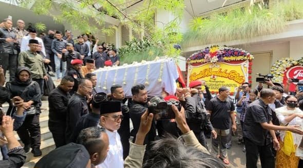 jenazah-almarhum-guruh-soekarnoputra-akan-dibawa-menuju-tpu-karet-bivak-untuk-dimakamkan-1790403485504_169