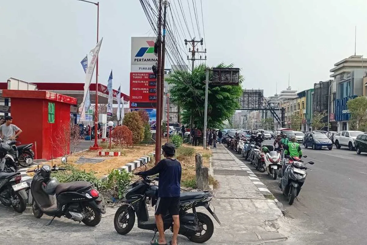 Antrean horor' berbagai daerah, Bahlil: Stok BBM aman — foto 2