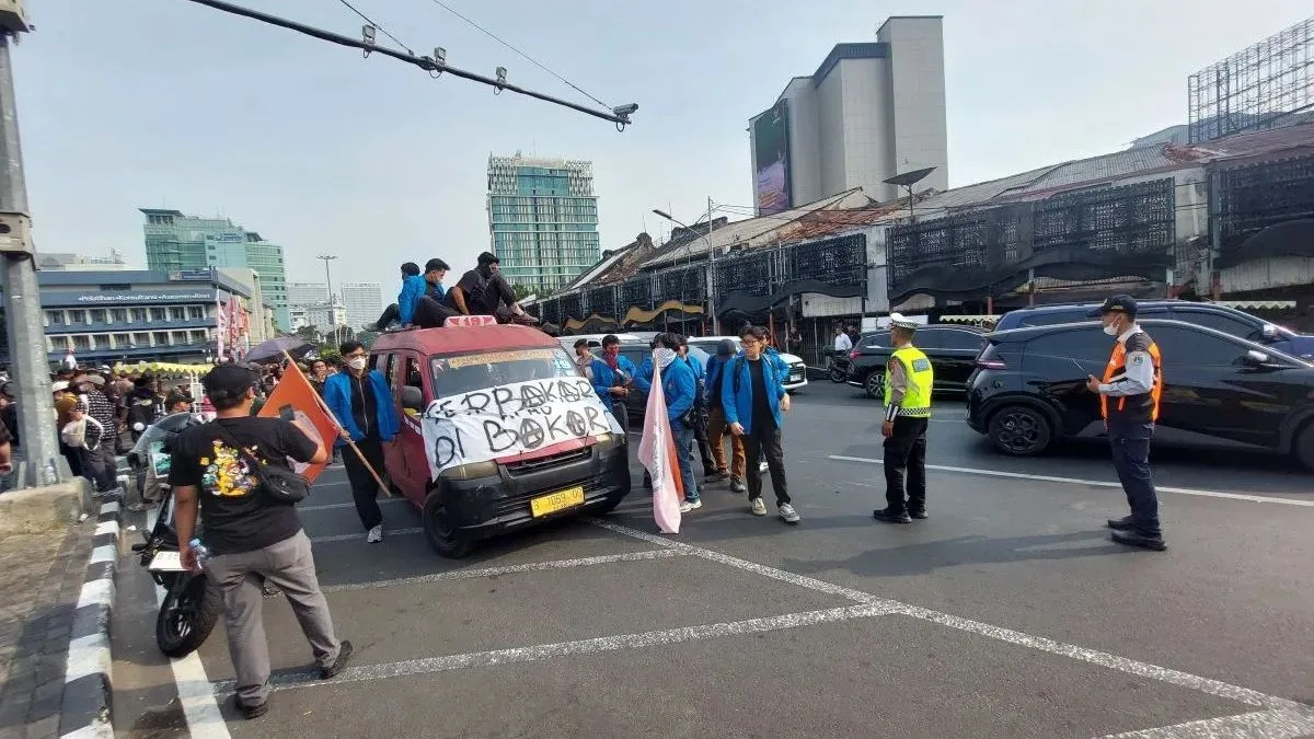 BEM UI turun aksi di Tugu Tani tanpa almamater