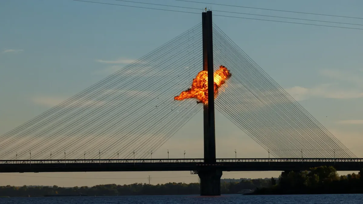 Jembatan utama Ukraina hancur diserang drone Rusia