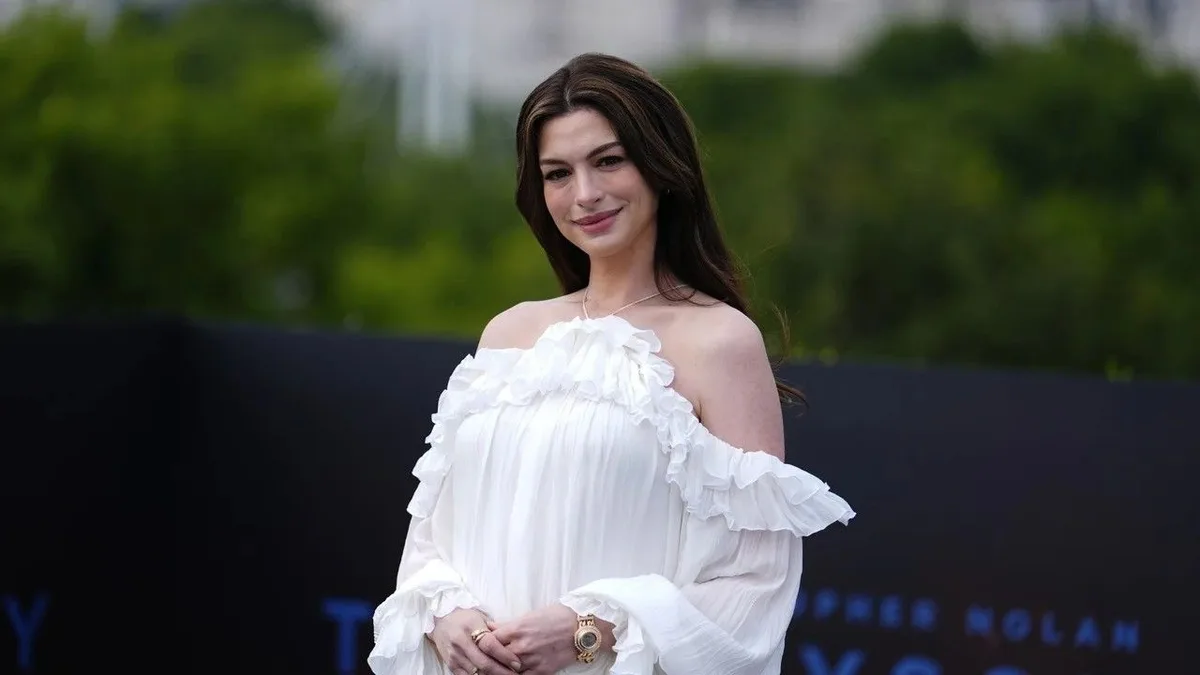 Gaya Busana Hamil Anne Hathaway Begitu Memukau