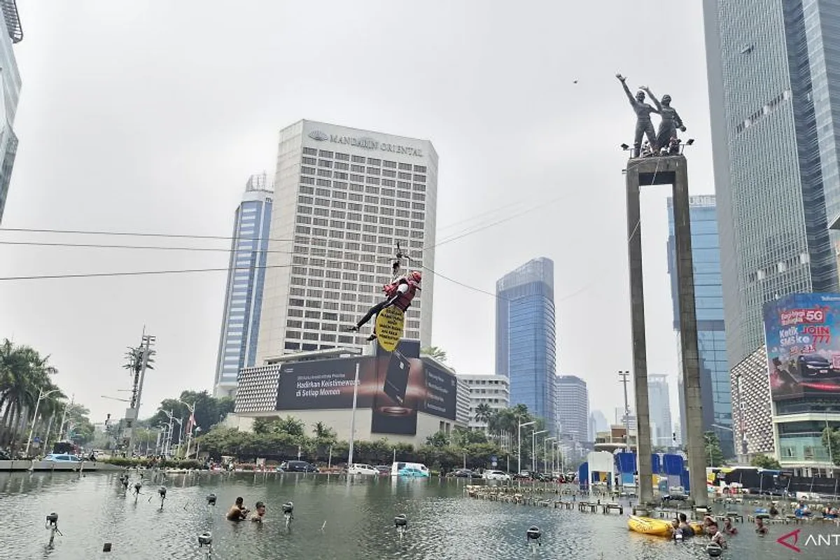 Aksi bentang spanduk krisis iklim di Bundaran HI, polisi evakuasi 6 aktivis Greenpeace